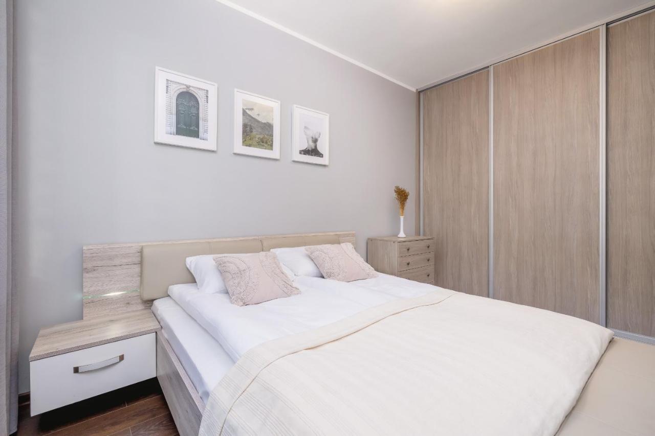 Stylish Korfantego Apartment Next To Spodek By Noclegi Renters Katoviçe Dış mekan fotoğraf